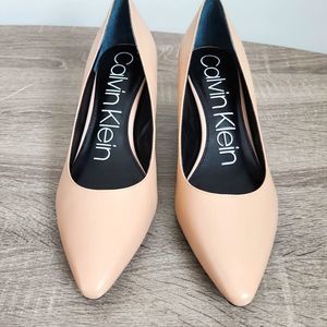 Calvin Klein Nita Pointed Toe Pump Nude Beige Leather 7,5 Block Heel Gold Detail